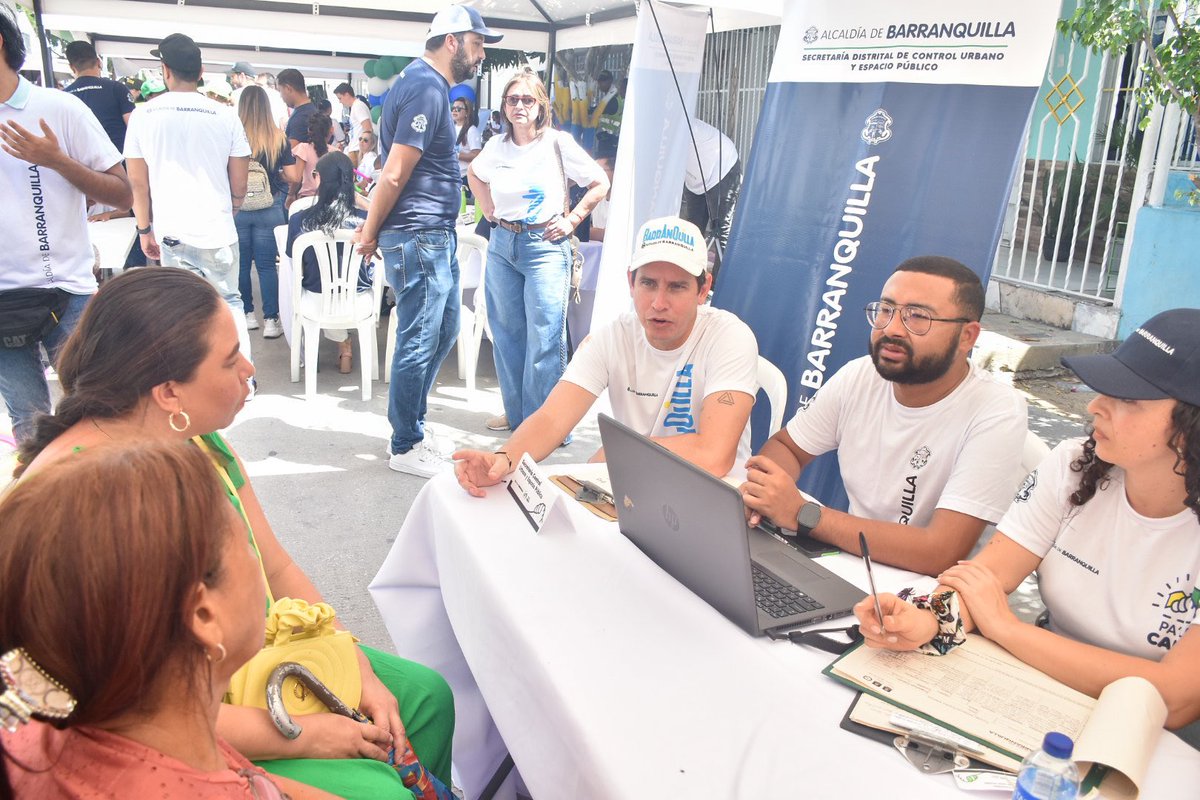 ControlUrbanoBq's tweet photo. Gran iniciativa del alcalde @AlejandroChar. Estuvimos con la comunidad de Rebolo brindando orientación y radicación de trámites #FeriaPaLaCalle https://t.co/ae5FSeMUFa