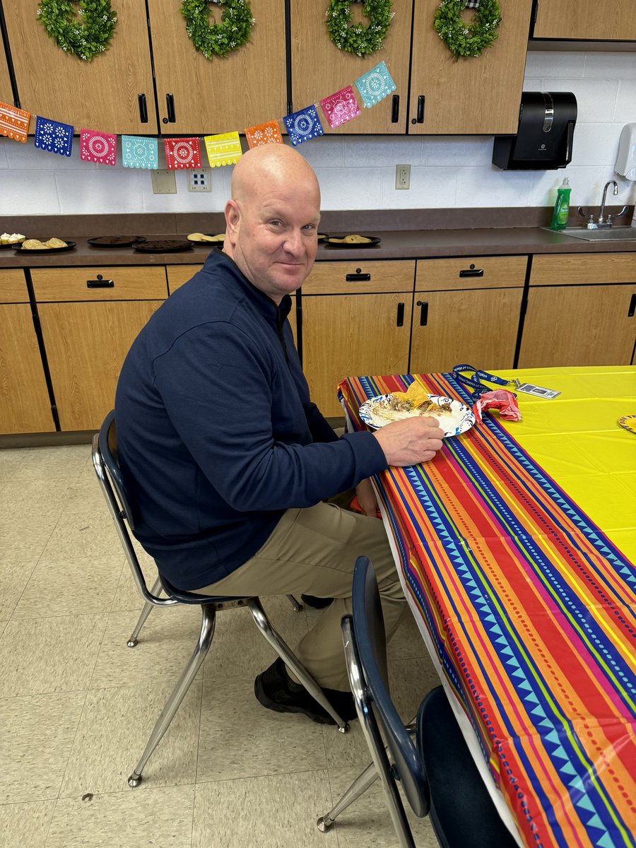 WMSSDOW's tweet image. We had a special guest at WMS for lunch - no snow day today!!