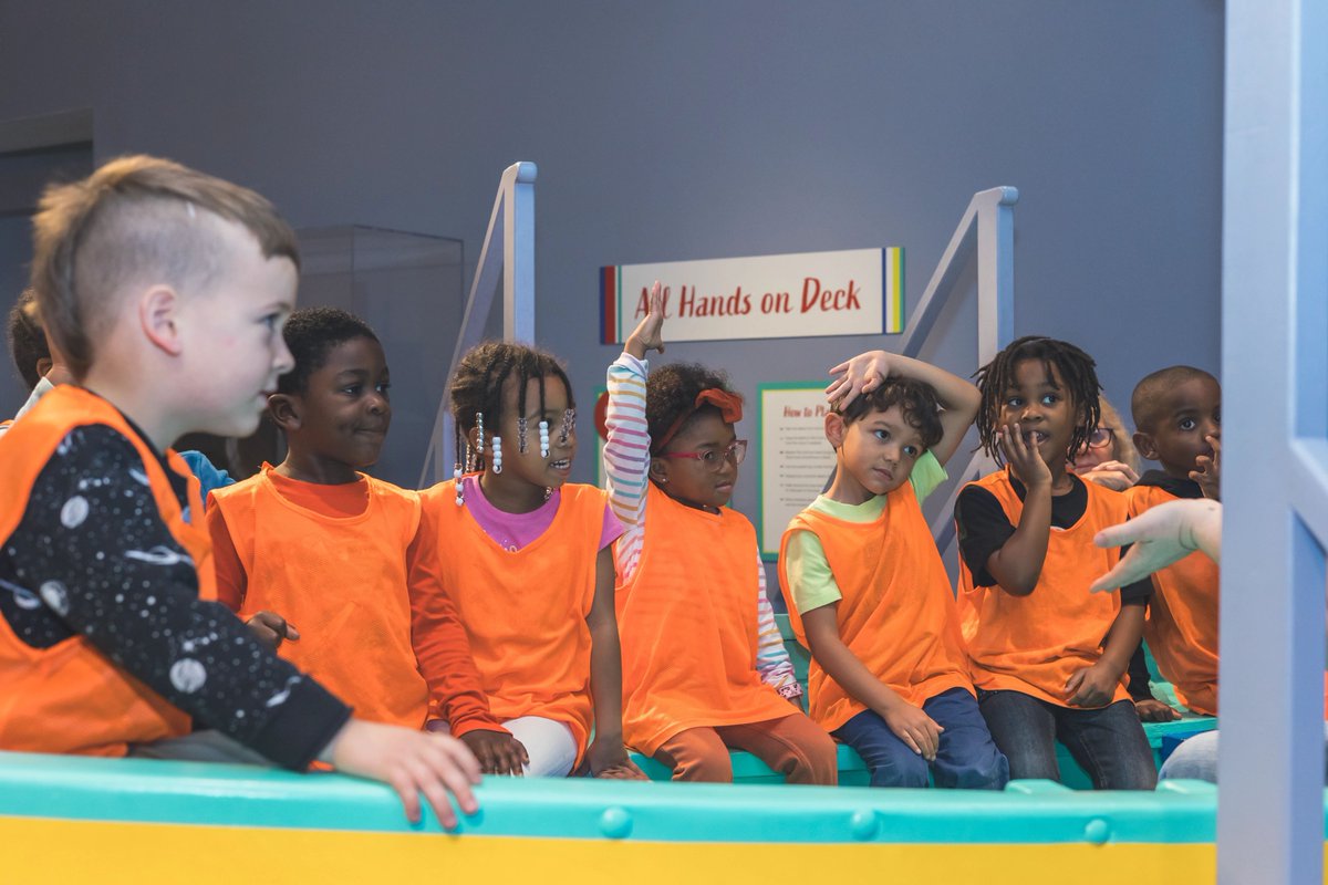 We love it when the little mariners from Peake Childhood Center visit the Mariners' Museum! Here they are on a recent field trip using counting skills to sing about 10 little sailboats and exercising literacy skills with a story called 'Who Sank the Boat.' ⛵️