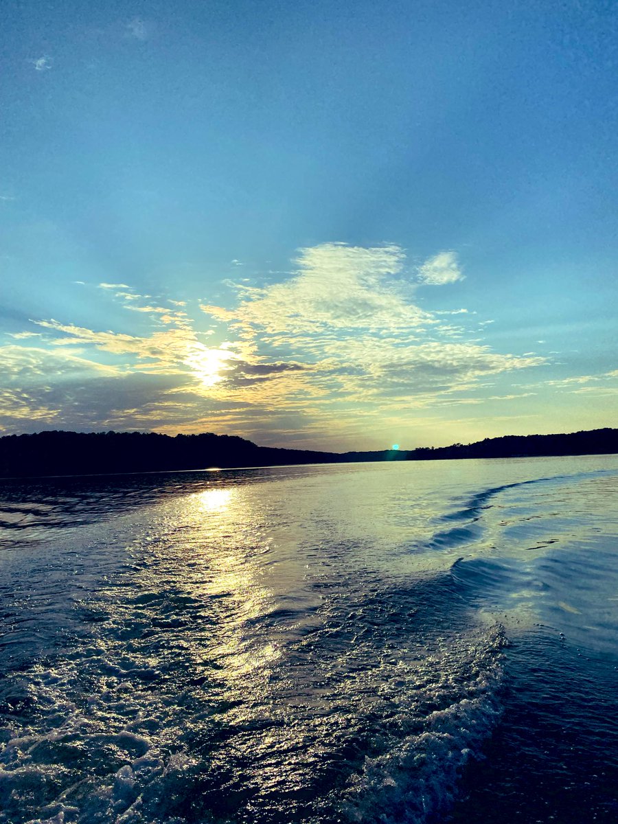 EmSS_4's tweet image. Lake Hartwell #Throwback #boatingAdventures