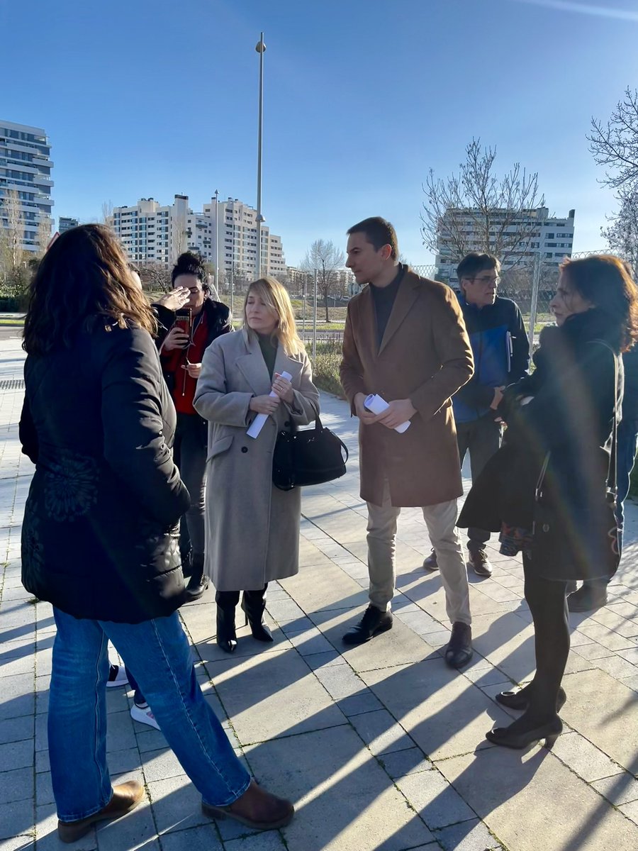 Valdebebas es el barrio de España con más jóvenes sin instituto público.

La Comunidad de Madrid acumula numerosos retrasos para construir el 1º Instituto del barrio y miles de jóvenes tienen que desplazarse varios kilómetros para estudiar. En Madrid, 2024.

#EducacionPublica