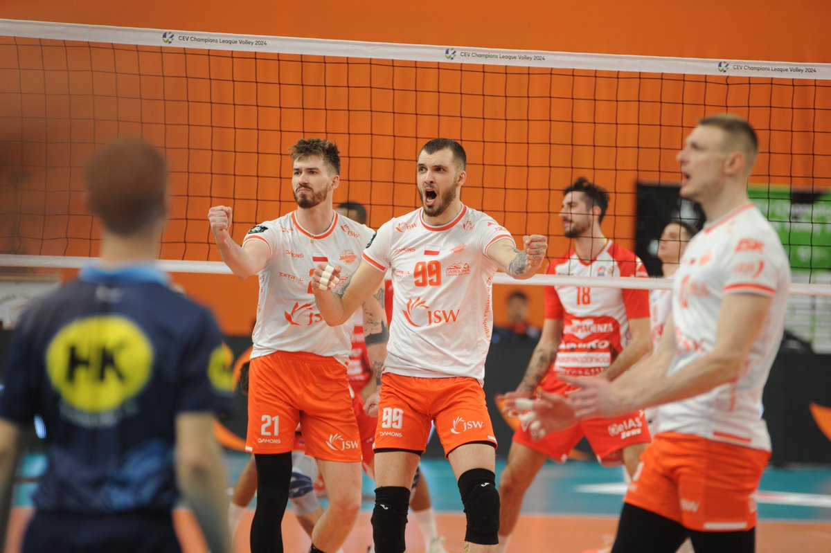 somosvoley_web's tweet photo. #SVporelmundo 🇦🇷 @CEVolleyballCL

⚡️ @marcemendez1964 a SEMIS‼️ Por 3° vez @KlubJW 🇵🇱 consecutiva. Fue 3-0 ante @volleypiacenza en la revancha.

⚡️ Su rival: @ZiraatBankasiSK 🇹🇷de L. Vicentin, que venció al @cvguaguas 🇪🇸 de Ramos, Bruno, Finoli y Leal (CT) en Golden Set 15-7. https://t.co/OUBrh7Acob