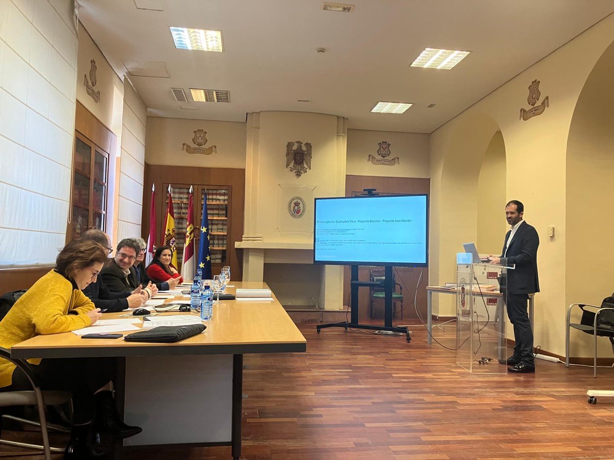 Hoy, nuestro compañero <a href="/EloySols1/">Eloy Solís</a> ha defendido brillantemente el concurso para una plaza de profesor titular en la <a href="/eauclm/">eauclm</a>. Enhorabuena!! 🎉🎉