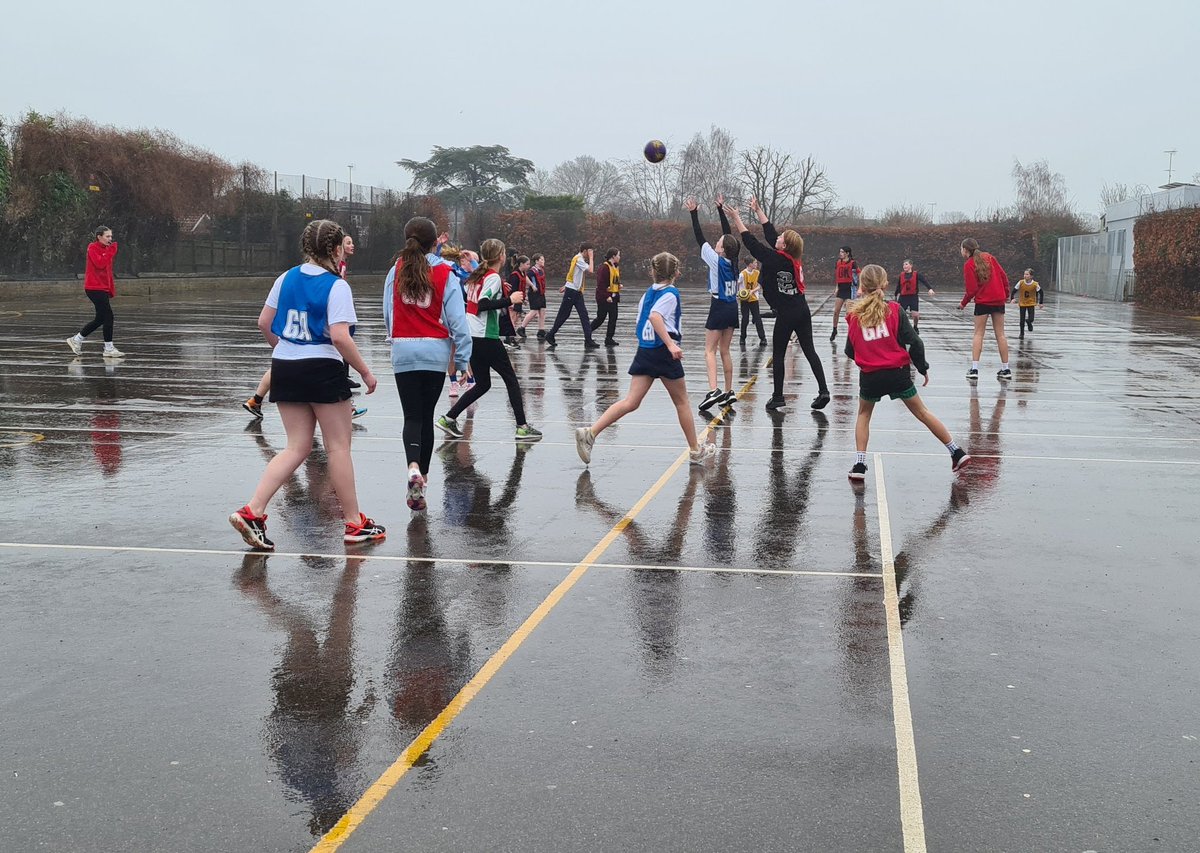 A great afternoon of Netbal @DownlandsPE. Thank you Downlands for your fantastic Sport Leaders who umpired all the matches. Well done to all the primary schools who took part and braved the rain. ☔️🌧