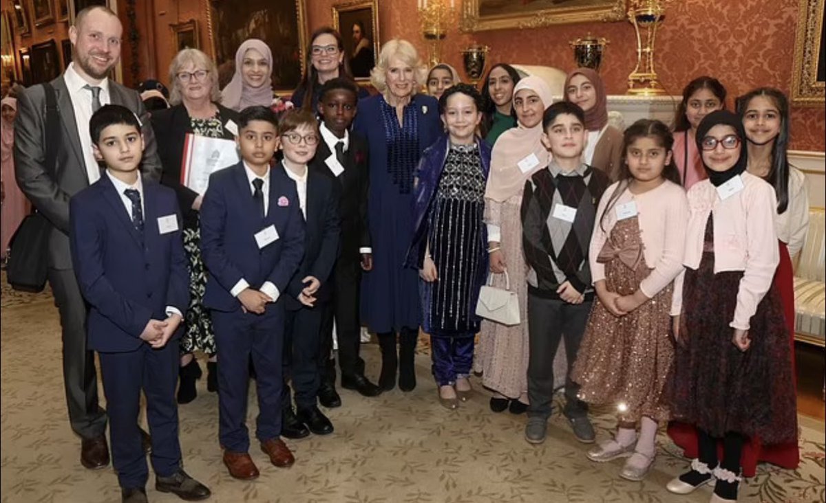 It was an absolute pleasure to meet HRH the Queen @RoyalFamily! Our @Conway_Primary children made us proud @MrsEatonConway @chrisdysonHT @MrsZamirConway @GroganConway #conwaycrew #wearecreate