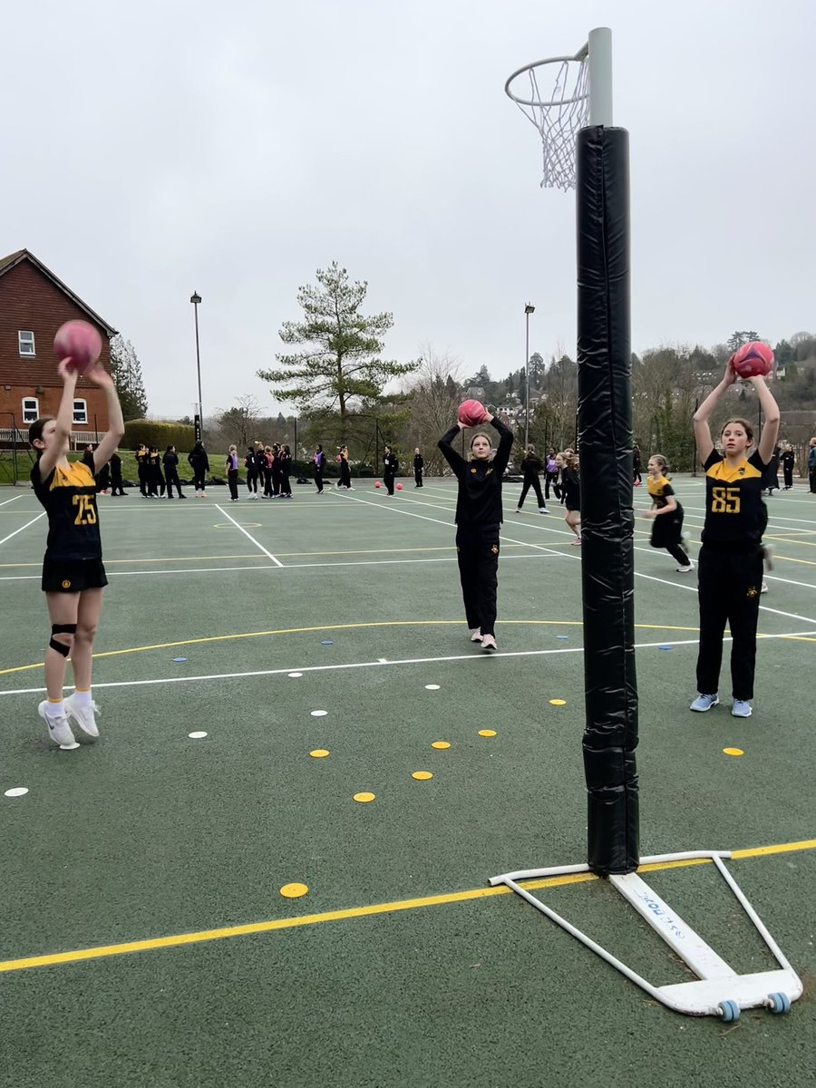 NetCats200's tweet image. U13s working on all things positional today at turnouts. Mini masterclasses followed by match play back in our teams to try out our new skills! #alwayslearning #alwayssmiling #NetCats