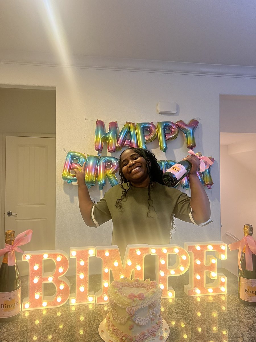 adebimpe_ad's tweet photo. Best birthday ever!! I love my people so muchhh https://t.co/Sg7XLwPg6n