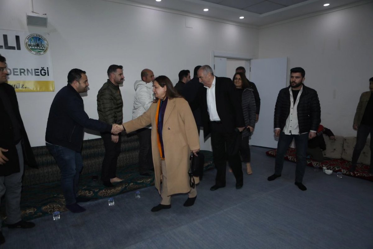 Celaledinerkmn's tweet photo. Geniş katılımlarıyla bizleri ağırlayan,birlikte kentimizde yaşanan sorunları istişare edip destek sunan Karaköprü Badıllı Sosyal Dayanışma Derneği üyelerine teşekkür ederiz.  @DEMurfail @ozergulsen21 https://t.co/iYdbFPVd5C