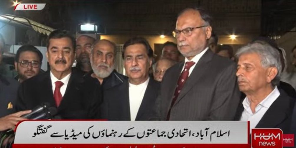 GreeN__Chilli's tweet photo. لگتا ہے مولانا نے ان سے پکی پکی کُٹی کر لی ہے 
Moye Moye 😂

#MandateThiefMinister https://t.co/SyVgEBCzkp