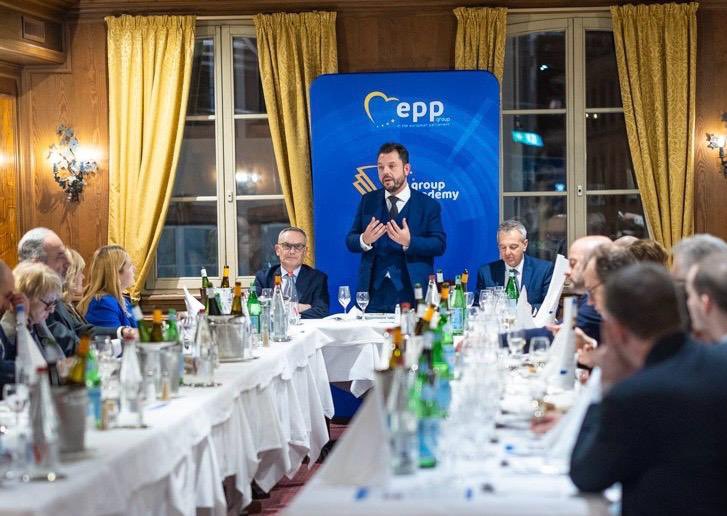 Very grateful to @ArnaudDanjean & the @EPPGroup Academy for hosting me yesterday outside the European Parliament’s plenary session in Strasbourg for a discussion with MEPs around my new book, Postpopulisme, available in French language thanks to @EdLObservatoire