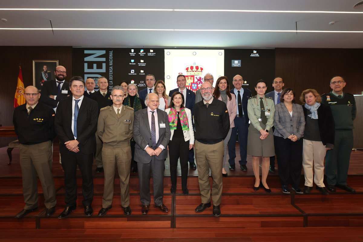 Defensagob's tweet photo. La ministra de Defensa, Margarita Robles, ha conocido hoy el trabajo de la Escuela Superior de las #FuerzasArmadas #ESFAS del @CESEDEN_OFICIAL, donde se imparten cursos de altos estudios de la defensa nacional.
🎙️ "Tener políticas de defensa y ser un aliado serio y fiable en el ámbito de la OTAN y de la Unión Europea es muy importante, especialmente en un entorno internacional marcado por conflictos en Ucrania, Gaza o el Sahel".
https://t.co/nKLFyeDCWZ