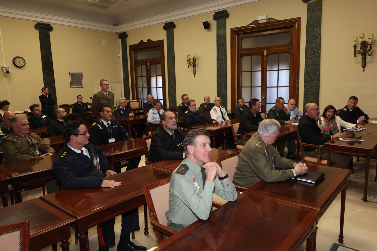 Defensagob's tweet photo. La ministra de Defensa, Margarita Robles, ha conocido hoy el trabajo de la Escuela Superior de las #FuerzasArmadas #ESFAS del @CESEDEN_OFICIAL, donde se imparten cursos de altos estudios de la defensa nacional.
🎙️ "Tener políticas de defensa y ser un aliado serio y fiable en el ámbito de la OTAN y de la Unión Europea es muy importante, especialmente en un entorno internacional marcado por conflictos en Ucrania, Gaza o el Sahel".
https://t.co/nKLFyeDCWZ