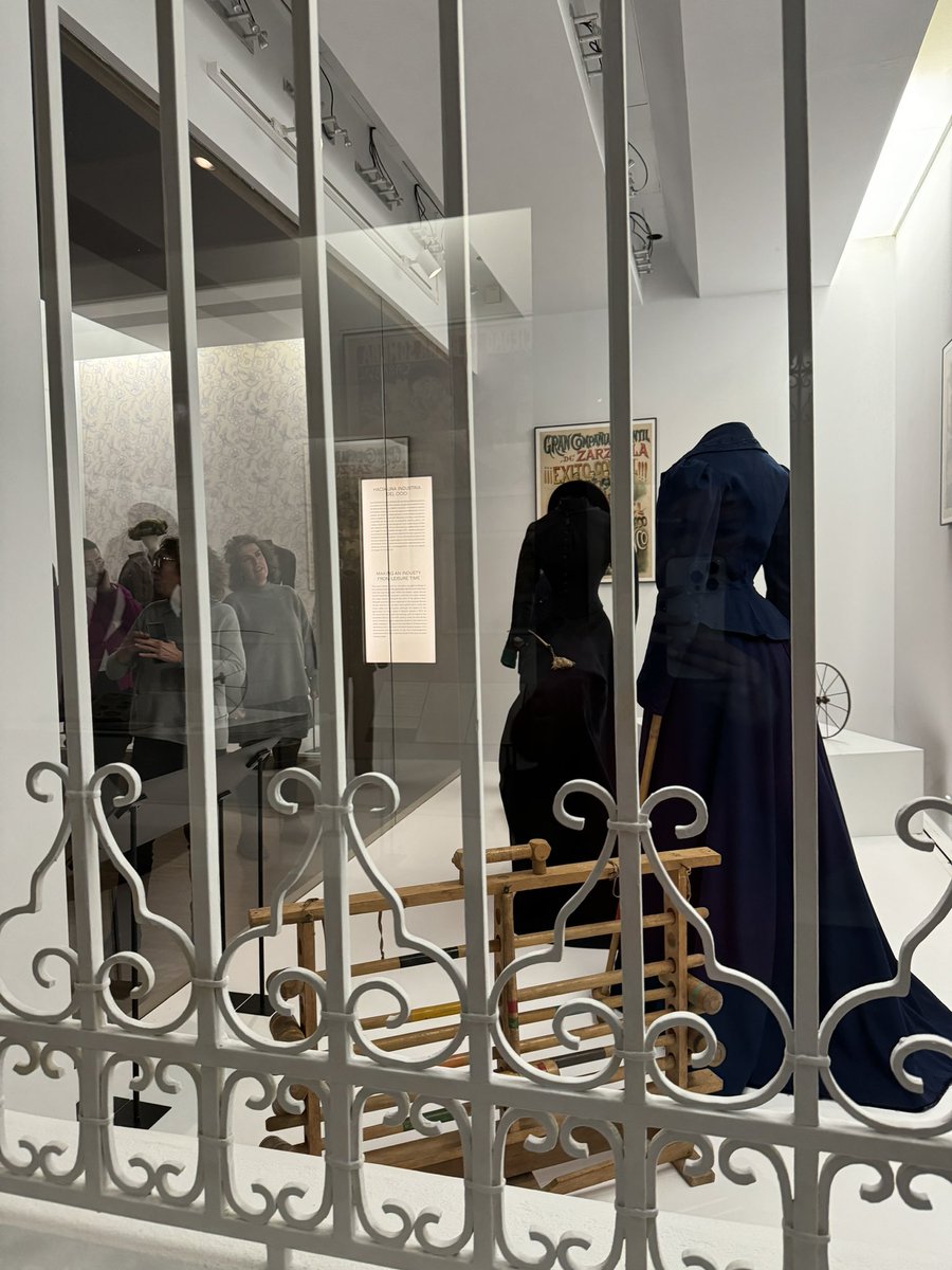 Leticiaberzal's tweet photo. Explorando la fusión entre moda e historia en la tercera sesión del curso en el Museo del Traje. Esta vez, adentrándonos en la fascinante era de la Edad Contemporánea. #ModaEHistoria #Museodeltraje #IFC_Madrid #IF_CMadrid https://t.co/NjfRpBH2or