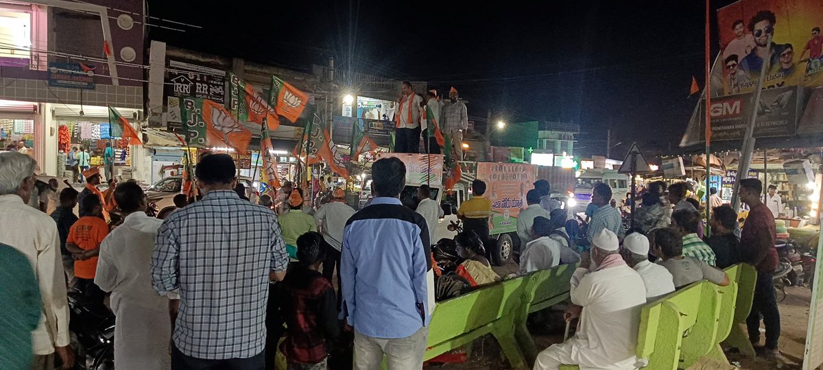 SaiLokeshKumar1's tweet photo. ఈ రోజు పీలేరు అసెంబ్లీ నియోజకవర్గంలో గుఱ్ఱంకొండ మండల కేంద్రంలో #PrajaPoru కార్యక్రమం నిర్వహించడం జరిగినది.
గత 10 సం. గౌ. ప్రధాన మంత్రి శ్రీ @narendramodi మన ప్రాంతానికి ఇచ్చిన సంక్షేమ మరియు అభివృద్ధి పథకాలను వివరిస్తూ అదే సమయంలో 2019 నుంచి ఈ రాష్ట్ర ప్రభుత్వ వైఫల్యలను ప్రజలకు తెలియ చేశాము.
@PurandeswariBJP #gurramkonda