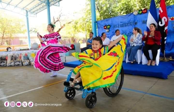 #Nicaragua 🇳🇮 ¡La mejor foto que verás hoy! Nuestra niñez alegre... Soñando y logrando en Grande.. ¡Por su felicidad y desarrollo! #UnidosEnVictorias @minednicaragua @FloryCantoX @huella_sandinis