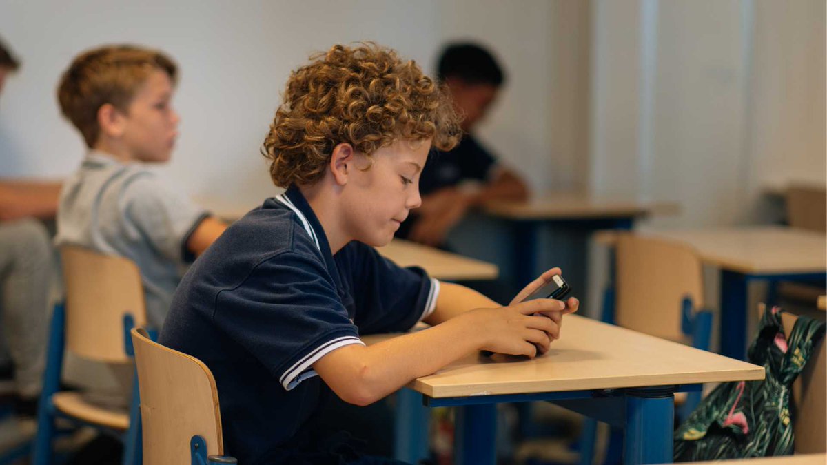 Many schools across North America are discussing whether mobile devices such as cell phones or tablets are beneficial or detrimental in the classroom. 📱

📄Read more: u-channel.ca/confronting-ce…

#umulticultural #uchannel #education #schools #students #cellphones #schoolpolicy