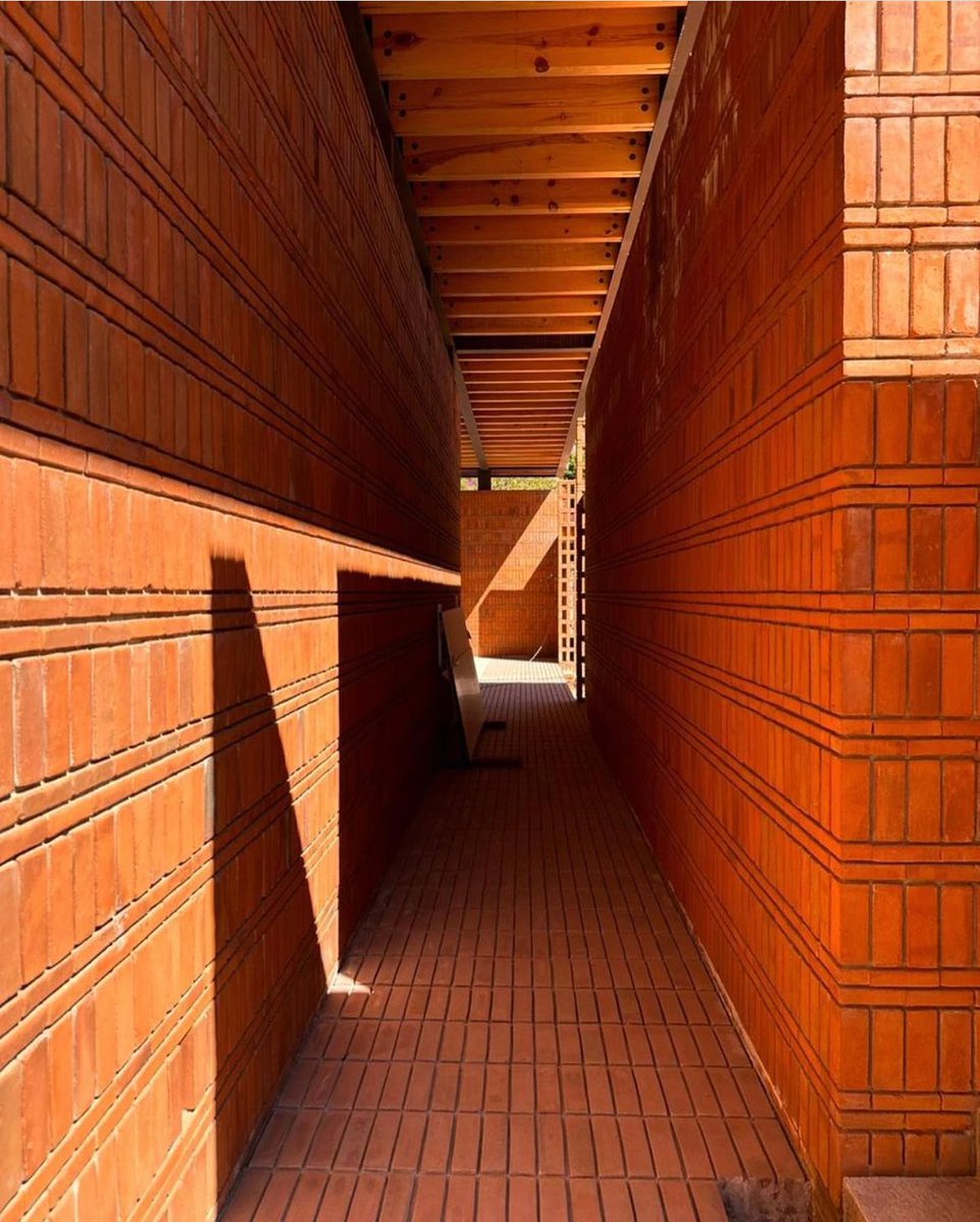 TALLER_Arq's tweet photo. Proceso de obra de Casa Moro. 
Secuencia de patios envueltos por muros y celosías de ladrillo rojo. 
#TallerMauricioRocha
#Arquitectura 

Fotografías de Luis Guagnelli y Mauricio Rocha https://t.co/Y3tdl3exJY