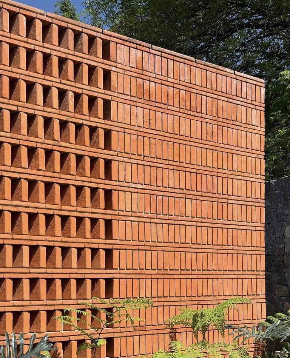 TALLER_Arq's tweet photo. Proceso de obra de Casa Moro. 
Secuencia de patios envueltos por muros y celosías de ladrillo rojo. 
#TallerMauricioRocha
#Arquitectura 

Fotografías de Luis Guagnelli y Mauricio Rocha https://t.co/Y3tdl3exJY