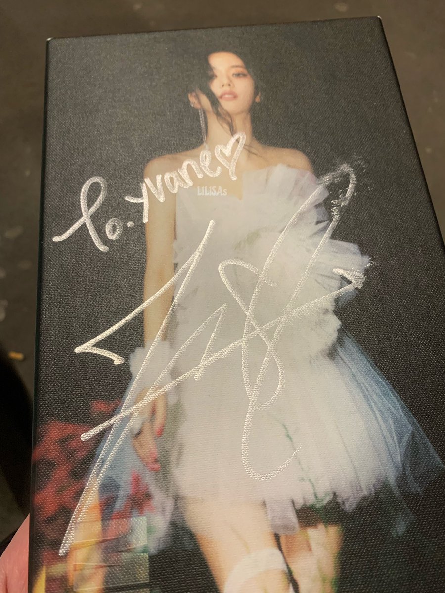 L1LISAs's tweet photo. we were only 4 and we saw jisoo behind the doors closing. we kept saying « jisoo please please », she was waving at us and then the doors were closed and she was gone. we waited 10sec and she asked the security to open the doors AGAIN for her to come outside to talk and sign☹️ https://t.co/MWtskmjC8K
