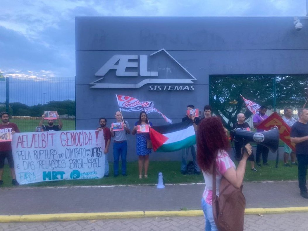 Ayer, activistas en Brasil se unieron a grupos en Canadá, el Reino Unido y otros lugares para el segundo Día Mundial de Contra Elbit Systems. Bloquearon la fábrica del socio de Elbit, AEL Sistemas, llevando fotos de niñcs palestinxs asesinadxs por la ocupación israelí.