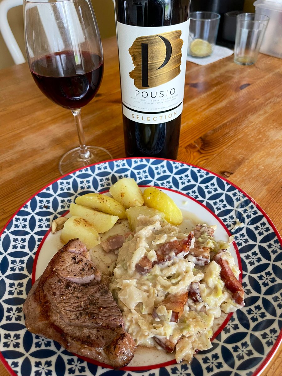 joukesp's tweet photo. #WednesdayLunch #LeftoverLunch #Lambcut #Bacon #GreenCabbage #Béchamel #Potatoes
Emptied the pantry and came up with lunch: small leftover lamb cut, green cabbage in béchamel w bacon strips + potatoes. Pousio housewine!
In the meantime Tim came to aerate & fertilise our grass! https://t.co/zLuXmVZ37j