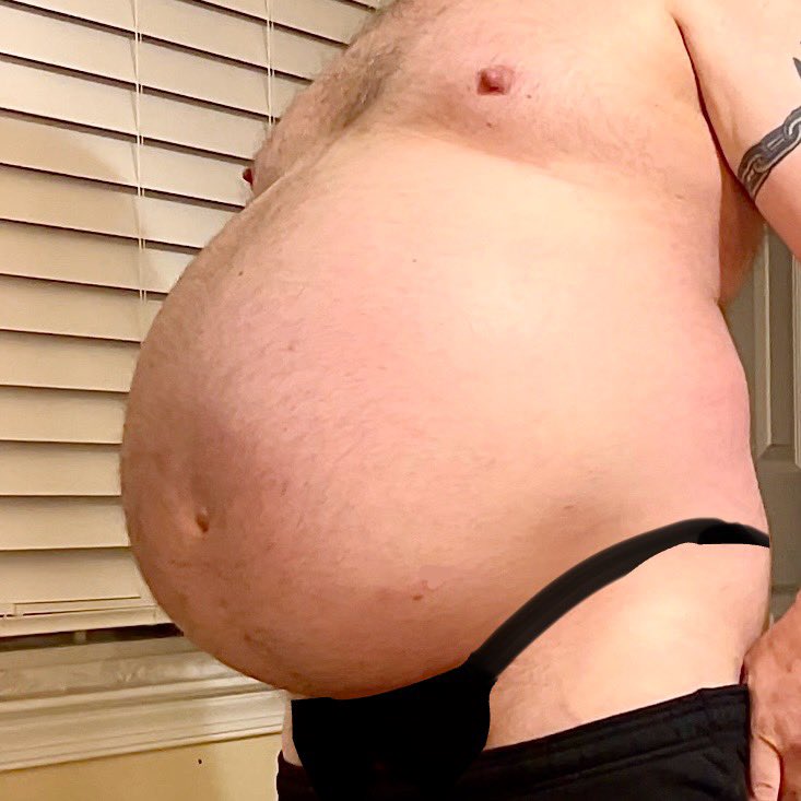 Feelin’ like a big hog 🐖 #ballbelly #ballgut #bearbelly #beergut #dadbod #gainer #grommr