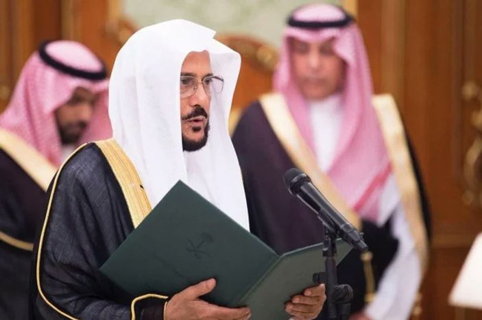 Suudi Lideri Prens Selman AKP'ye nazire yaparcasına Arap alfabesini terk ediyor, laikliğe geçiyor, Atatürk Türkiyesi'ni kendine rol model yapıyor. 
İşte Prens Selman'ın devrim kararları: 
1-Arap alfabesinden 10 sene içinde Latin alfabesine geçişi başlattı. 
2-Halk rahatsız oluyor