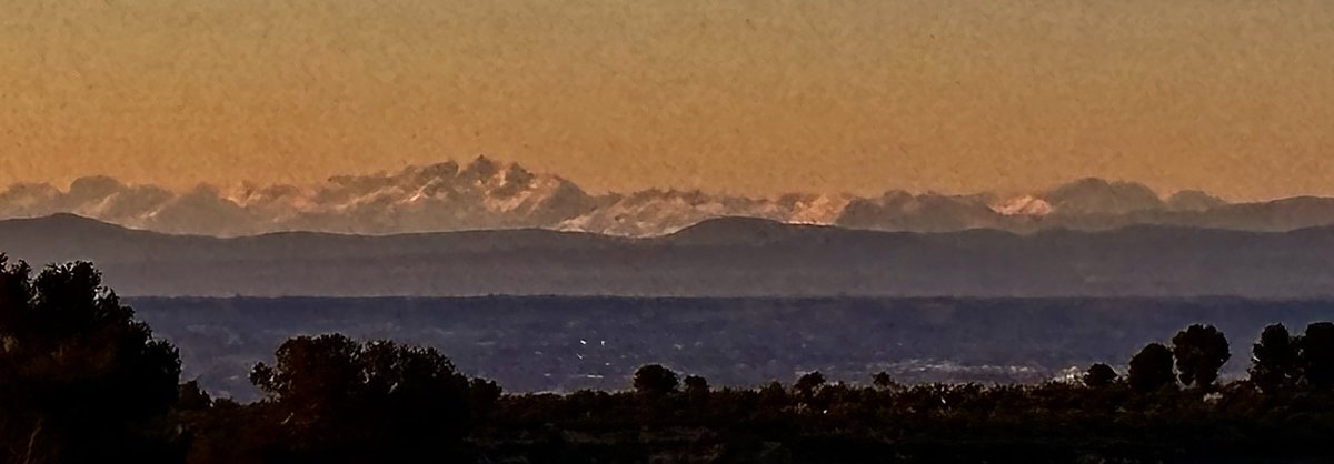 PardoMestre's tweet image. I ens acomiadem del dia amb aquest paissatge de fons nevat #privilegis  #LesGarrigues #Pirineu