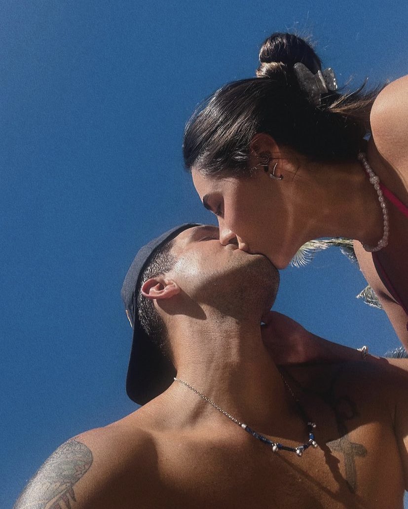 “Porque sempre foi ela...Ela e sua calma, sua força, sua bondade, sua doçura. Sempre foi ela, sempre será ela, porque eu sou melhor com ela, e ela é mais completa comigo. Ga, eu te amo. que bom que ficou tudo bem.”

— Luan Santana