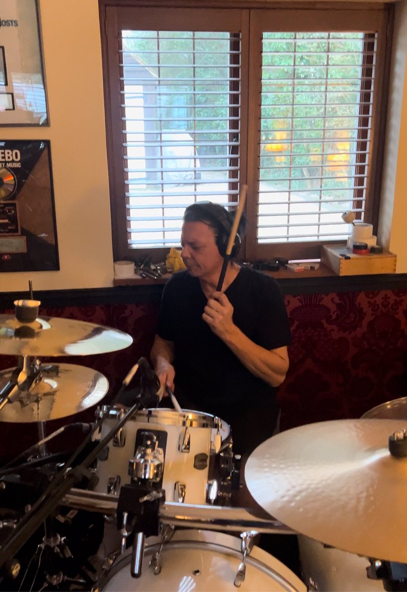 Steve Hewitt smashing it on drums. New album is gonna sound boss!
