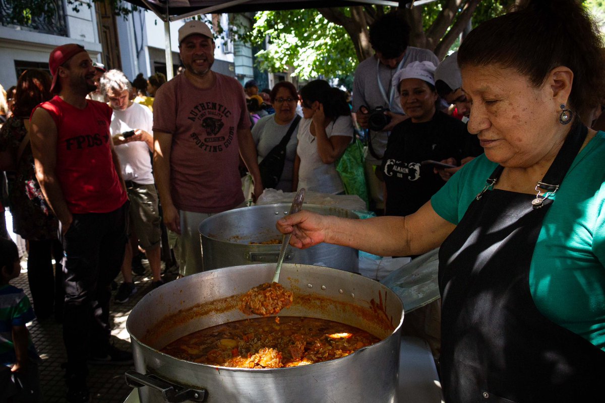 mteargentina's tweet photo. ¡OLLAZO NACIONAL!
Sigue nuestro plan de lucha. ¡No vamos a bajar los brazos hasta que se vuelvan a llenar las ollas! Exigimos políticas públicas para abordar la emergencia alimentaria. https://t.co/03RRWXiIaZ