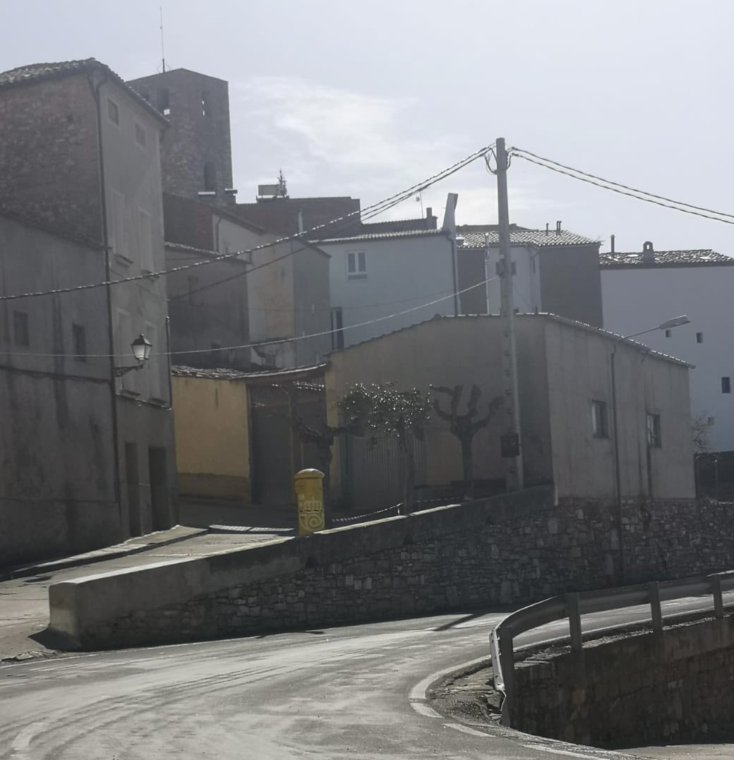 Amb una gran decepció i sense preví avís avui hem vist com desapareix un element icònic del nostre poble. 

La Cabina d’Isona ha donat servei durant molts anys, ha estat punt de trobada de moltes generacions i formava part del nostre paisatge urbà.

Hem de recuperar-la!