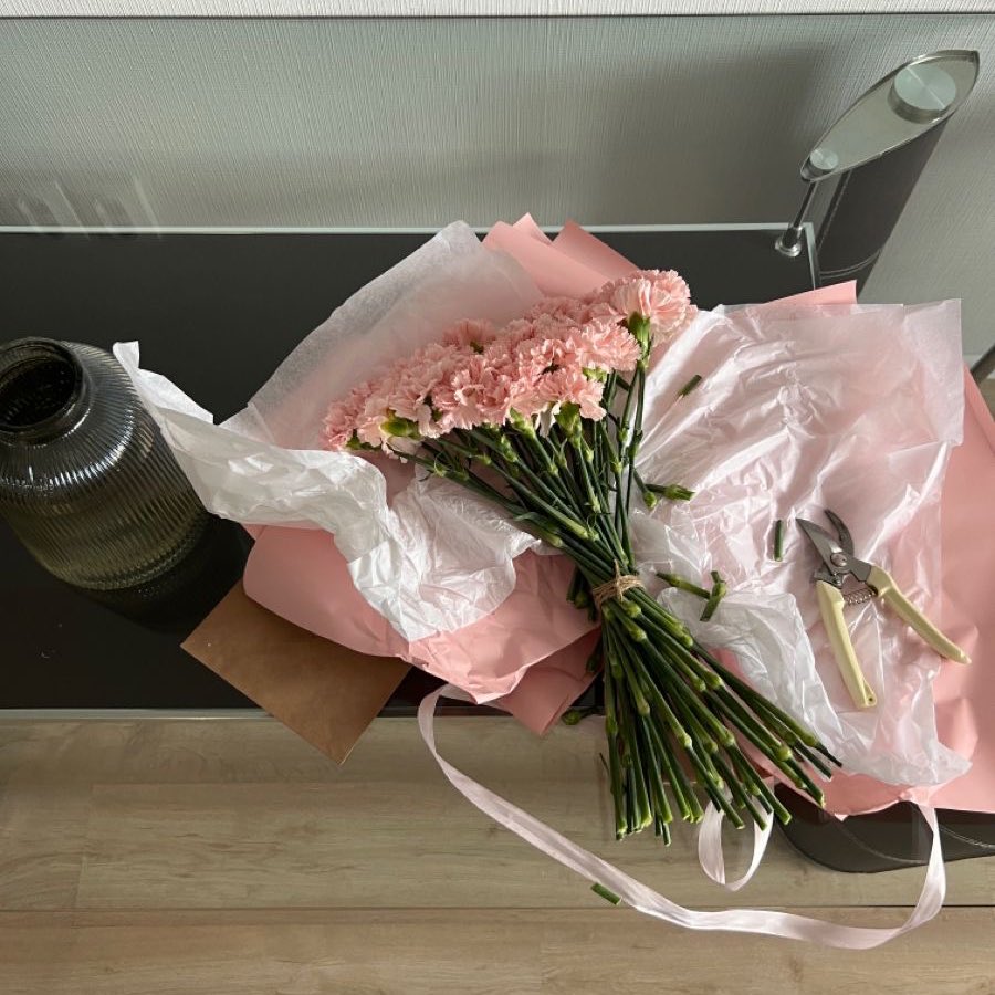 blushingdior's tweet photo. Arranging flowers 💐🩷 https://t.co/LOKfWOsUwt