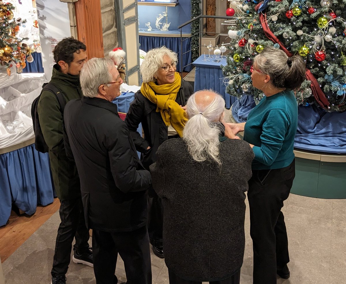BarnaCentre's tweet photo. Matí de passejada institucional amb @xaviertrias @joanaortega @damiacalvet per traslladar a peu de carrer inquietuds dels comerços que donen singularitat al #gòtic, alguns durant generacions. Gràcies per la proximitat! https://t.co/8SNBbiNxM2