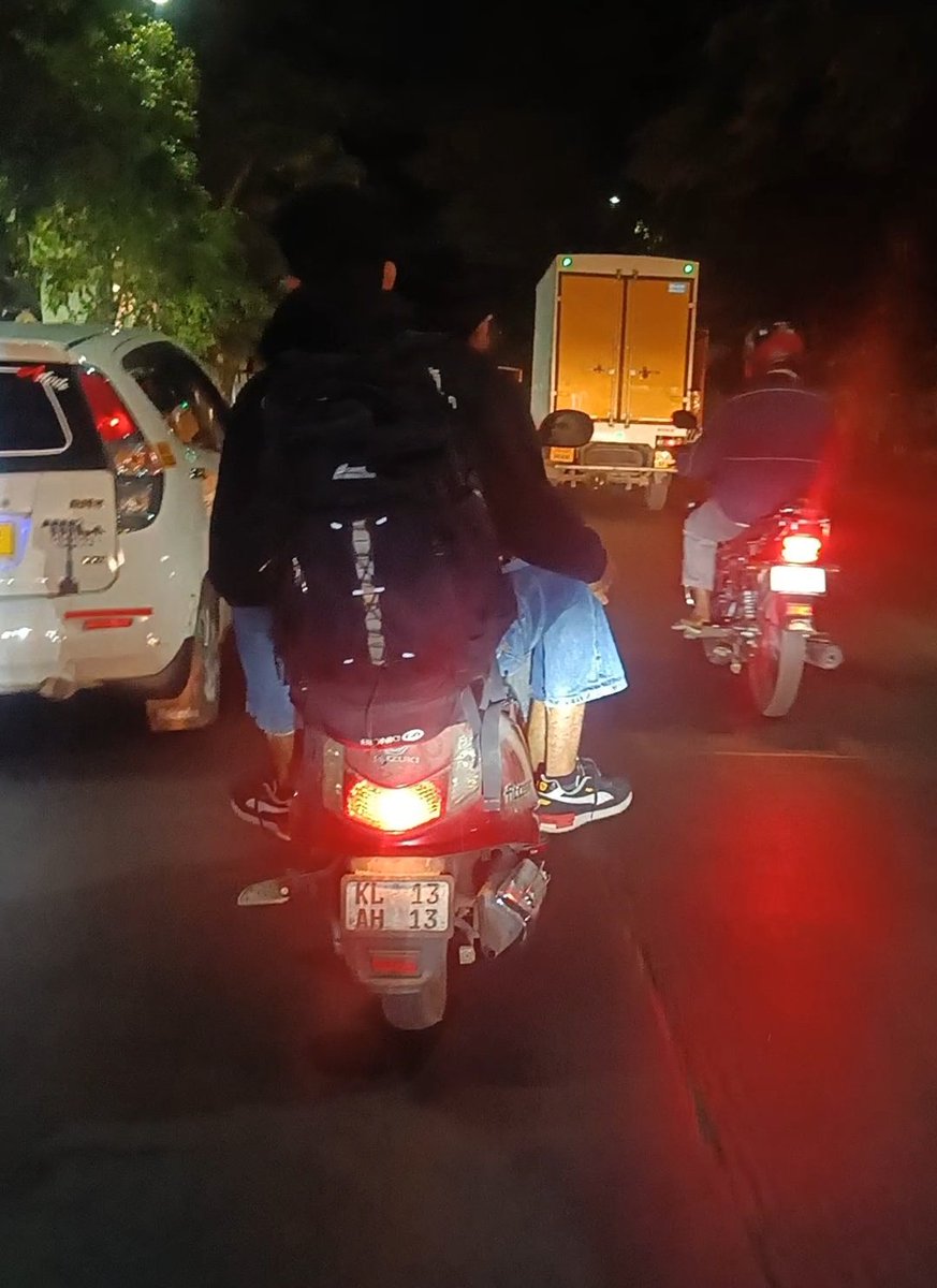 URGENT: Reckless Triple riding Kerala registered (KL13AH13) tapped number plate bike spotted around 10pm on Nrupathunga Road, Bengaluru, without a helmets. @blrcitytraffic, please take immediate action! #BengaluruTraffic #SafetyFirst
#BanKLVehicles 

@CPBlr @3rdEyeDude