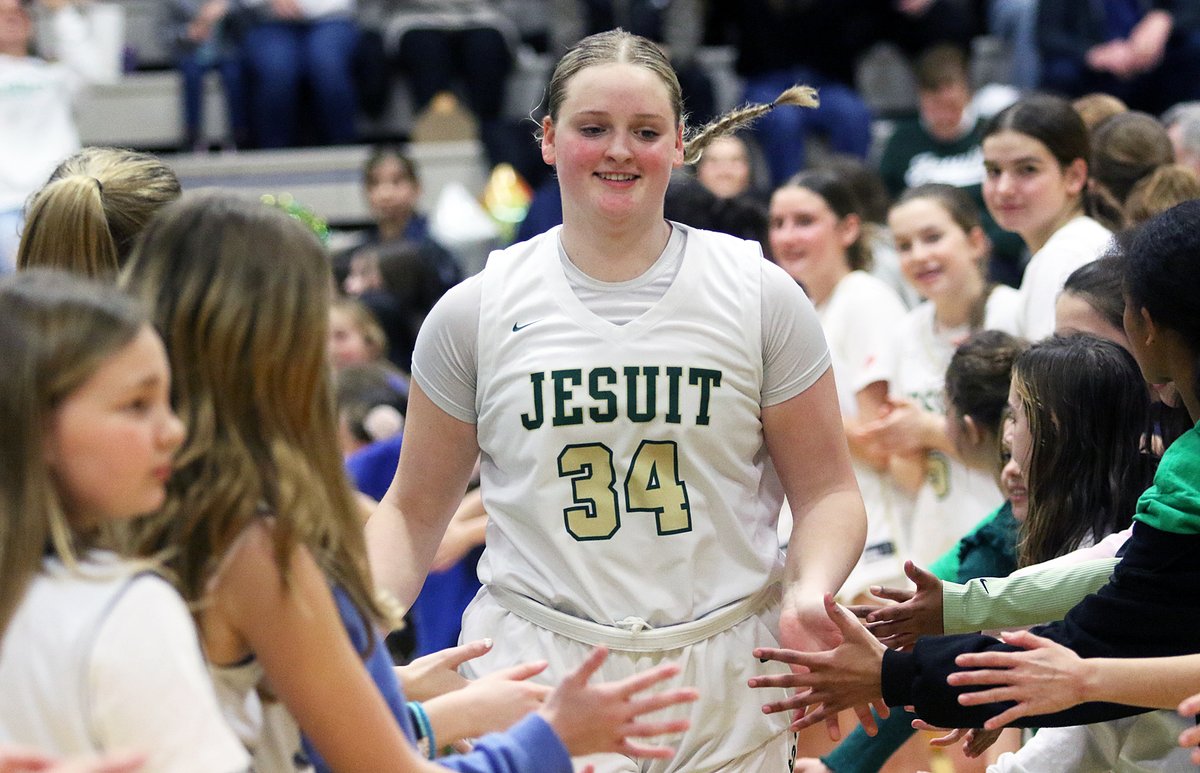 She's a leader. She's become a scorer. And, wow, when it comes to rebounding, there's basically no stopping her. Before tonight's Class 6A state playoff game, read all about Jesuit standout senior Kendra Hicks, on the @SBLiveOR site, here: bit.ly/3P2lzzr #opreps