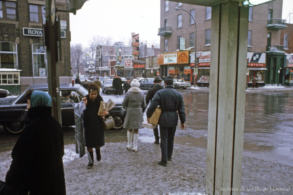 🕰️VOYAGE DANS LE TEMPS🕰️ De retour dans les années 1969-70 sur l’Avenue du Mont-Royal. Nous sommes au croisement avec l’avenue Papineau. On aperçoit au loin le parc des Compagnons. 📷 Archives de la ville de Montréal #avenuemontroyal #montroyal #mtl #montreal #histoire