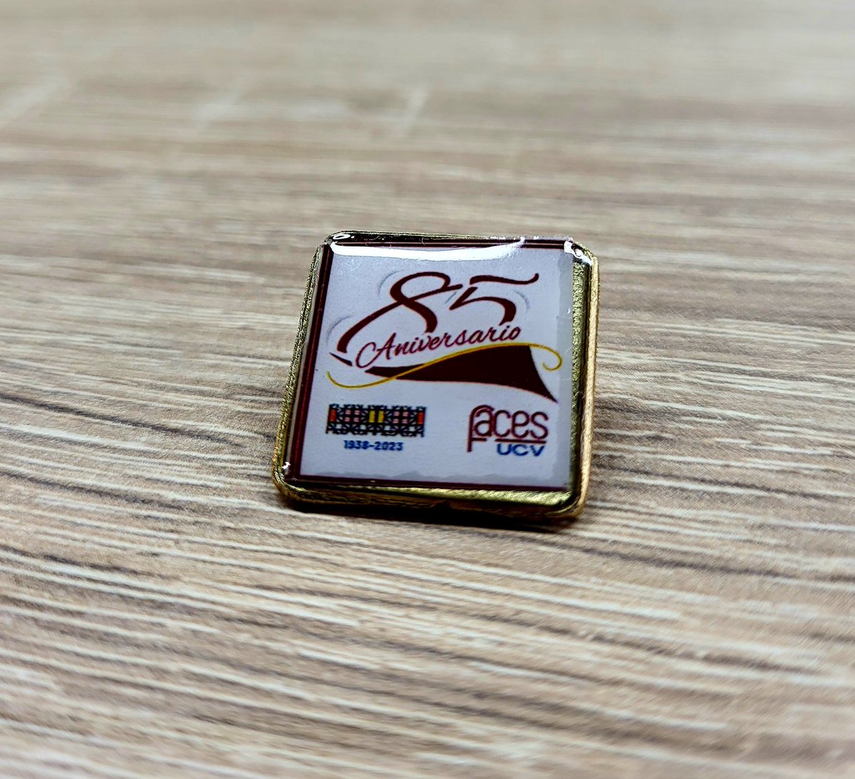 Hoy el decano de FACES UCV, el prof. <a href="/LuisAngaritaEEI/">Dr. Luis Angarita</a>, tuvo la gentileza de acercarse a escuchar nuestra presentación y de paso distinguirnos con este bonito detalle. FACES UCV, 85 años.

Muchas gracias, estimado Luis. Ya empiezan a notarse los frutos del trabajo.