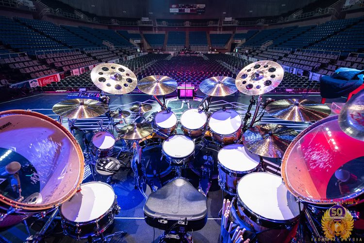 My office every show!!😜 Are you ready for the thunder tonight Sioux City, IA?! Cause we’re bringing it! ⚡️⚡️⚡️

<a href="/JourneyOfficial/">JOURNEY</a> #journeyfreedomtour2024 #deencastronovo #SiouxCityIARocks 
📷 <a href="/ironmikesavoia/">Iron Mike Savoia</a>