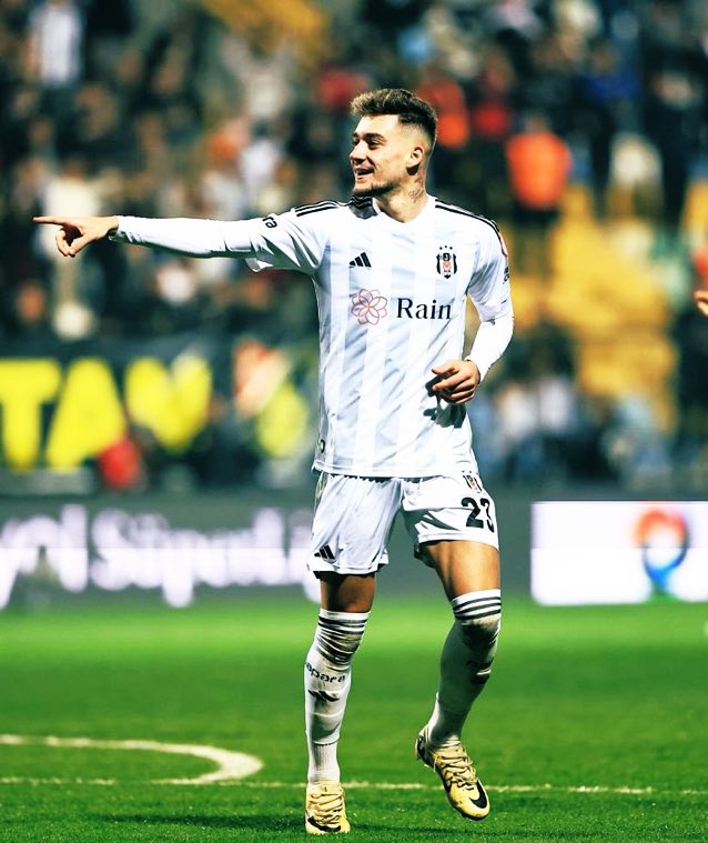 Bilader biz ne almışız böyle ya, mükemmel oynuyor.