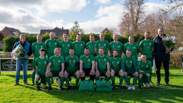 Nieuwe spullen voor derde elftal ZEC -  ommelander.info/l/76326