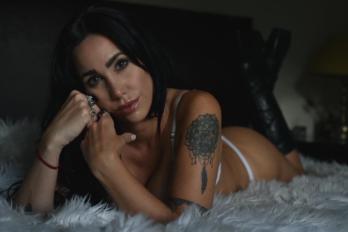 Hola si. 
Antes que nada, quiero agradecer por tremenda producción a mi amigo y fotógrafo @black_knight_photo 📸, esto es solo un adelanto del trabajo que hicimos esta semana. 

Lxs amo 💕💕