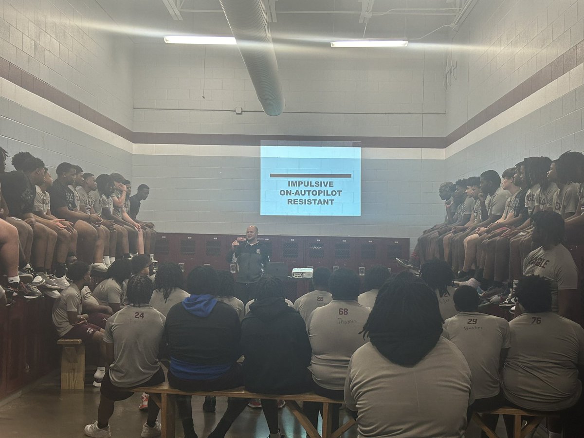 HornLakeFB's tweet image. Head Ball Coach @CoachHectorne handling today’s lesson of #ATL Wednesday. “You Have The Authority Over Adversity”
#ATL #AboveTheLine #FamiHLy