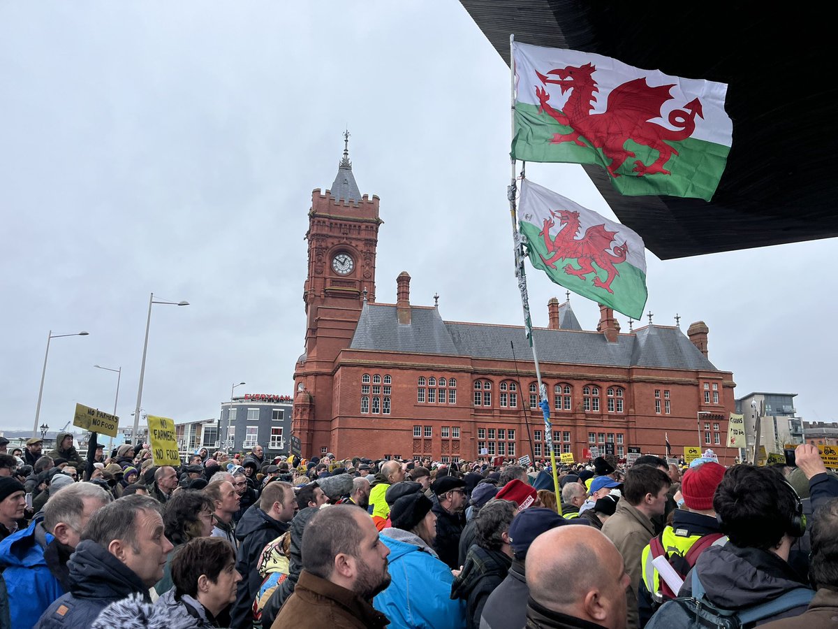 Llongyfarchiadau #ffermwyr #cymru 🏴󠁧󠁢󠁷󠁬󠁳󠁿 #hebamaethhebfaeth 🐄🐑🐖🐓🐂🚜 The biggest protest in the history of the Senedd 🎥 Proud to have been there for <a href="/Ffermio/">Ffermio</a> and as a farmers daughter.