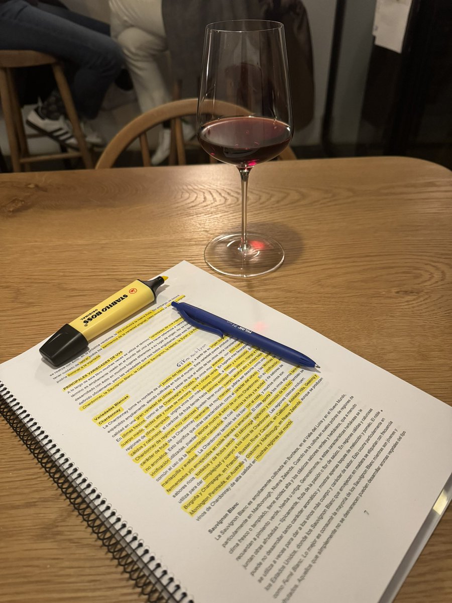 Shuffbear's tweet photo. Así se estudia distinto no me jodas. https://t.co/t3FO57oaam
