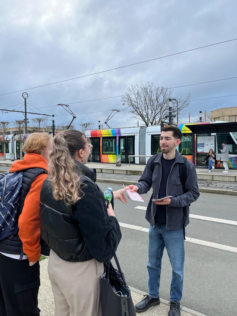 Dans notre pays, par manque d’argent 46% des étudiants ont déjà sauté un repas à cause de l’inflation. Face à ça, les #JS49 ont échangé avec les étudiant.e.s Angevins de la proposition de loi de @KelouaF du repas à 1€ partout en France On ne lâchera rien ✊🌹