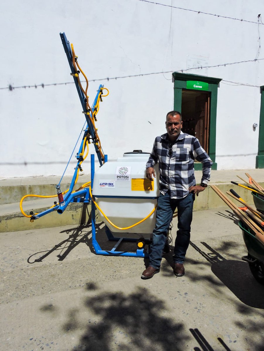 Para seguir avanzado en el rescate del campo con más apoyo a las familias y productores de las cuatro regiones del Estado, la SEDARH, entregó tractores, implementos, equipos y herramientas a agricultores y ganaderos de Soledad de Graciano Sánchez y Guadalcázar.