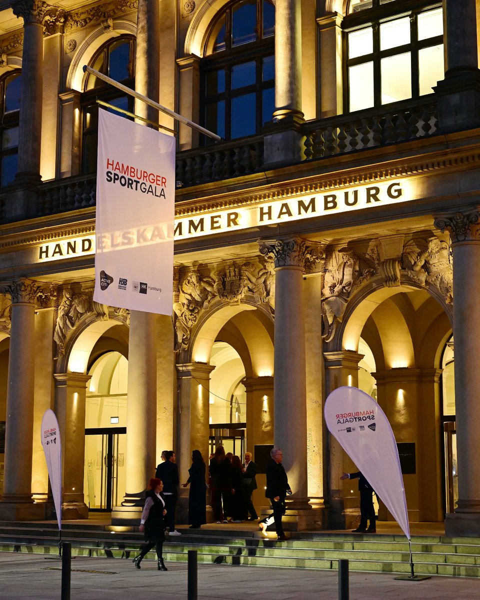 HH_Active_City's tweet photo. Die Active City Hamburg feierte ihre Sportlerinnen und Sportler des Jahres 2023 in feierlichem Ambiente in der 
@hkhamburg. Hier geht's zum Recap: https://t.co/8Fiy4fpCXX
#hamburgactivecity #HamburgerSportgala2024
#HamburgerSportgala https://t.co/k1FvIgSIbD