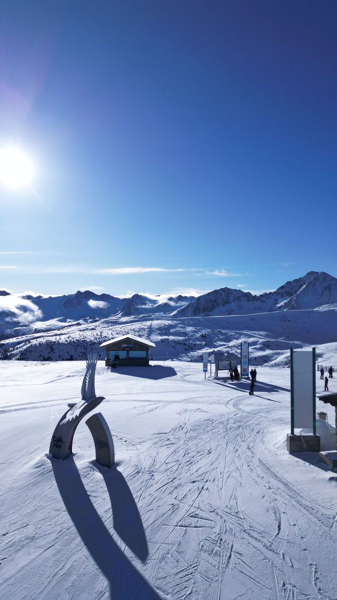 Ens ha caigut un regal del cel 🙌🏼 les previsions marquen 180 km esquiables, 115 pistes obertes i gruixos de fins a 105 cm de neu pols per aquest cap de setmana, gràcies als 55 cm de neu nova que han caigut els darrers dies. grandvalira.com/ca/noticia/gra… #Grandvalira #Andorra
