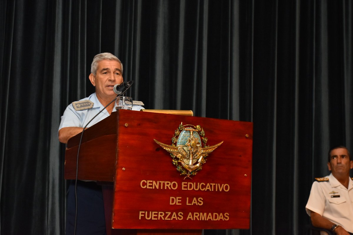 #HOY El titular de @EMCOFFA_Arg , brigadier general Xavier Julián Isaac estuvo junto al ministro de Defensa @luispetri en la presentación del ciclo lectivo 2024 de la Escuela Superior de Guerra Conjunta de las FFAA